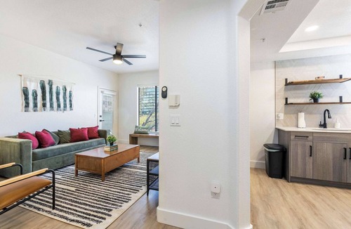 Desert Paradise Estates Apartment | CozySuites at Kierland Commons with pool #01