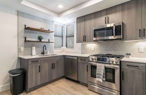 Desert Paradise Estates Apartment | CozySuites at Kierland Commons with pool #01