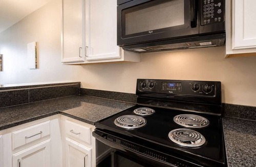 Central Business District Apartment | CozySuites at the Banks gym, pool 05