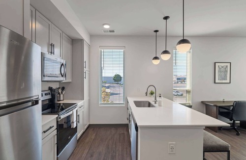 Indianapolis Apartment | CozySuites Ayr | parking, pool, gym #03