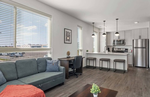 Indianapolis Apartment | CozySuites Ayr | parking, pool, gym #04