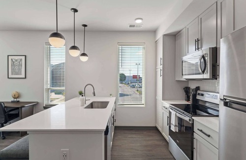 Indianapolis Apartment | CozySuites Ayr | parking, pool, gym #04