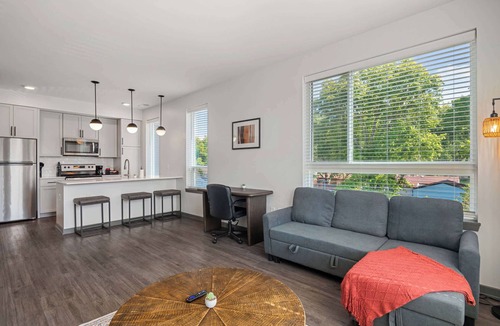 Indianapolis Apartment | CozySuites Ayr | parking, pool, gym #05
