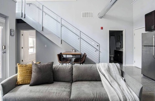 Market East District Apartment | CozySuites Indy Loft 2BR Monument Circle