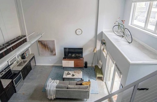 Market East District Apartment | CozySuites Indy Loft 2BR Monument Circle