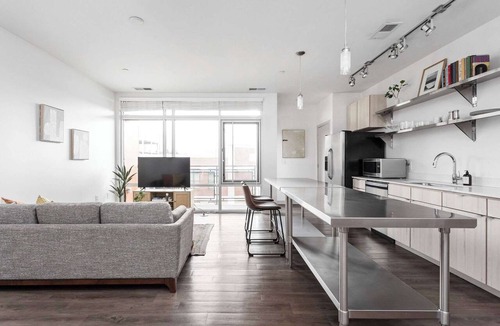Kennedy King Apartment | CozySuites l Dream 1BR, Bottleworks Indy #6