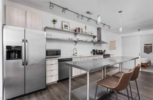 Kennedy King Apartment | CozySuites l Dream 1BR, Bottleworks Indy #6
