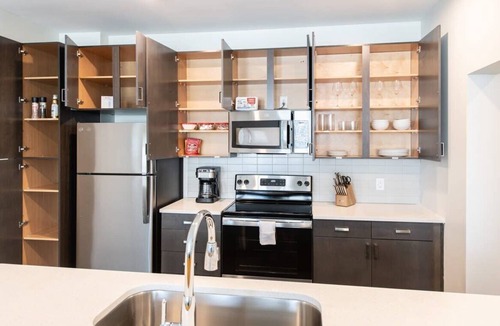 Central Business District Apartment | Cozysuites l Luxe 2BR in Downtown Cincinnati #5