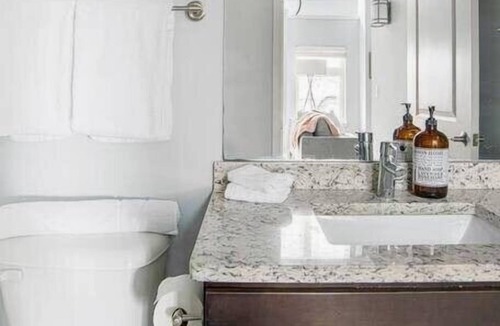 Cole-Noble District Apartment | CozySuites l Trendy 1BR, Monument Circle, Indy