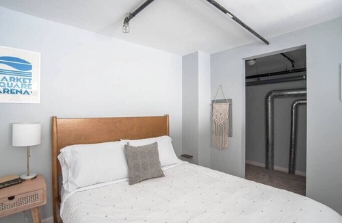 Cole-Noble District Apartment | CozySuites l Trendy 1BR, Monument Circle, Indy