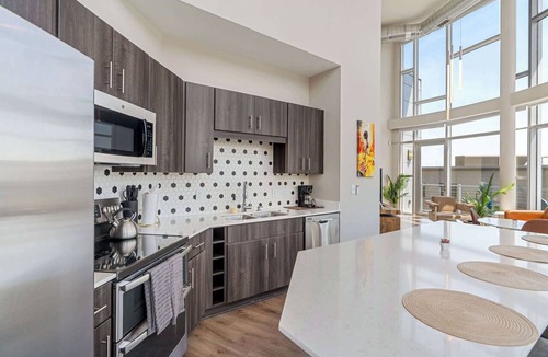 Chatham-Arch Apartment | CozySuites - Penrose on Mass w/pool & parking #5