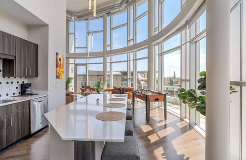 Chatham-Arch Apartment | CozySuites - Penrose on Mass w/pool & parking #5