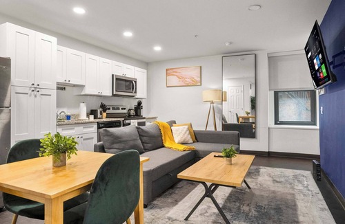 Cultural District Apartment | CozySuites Stunning 1BR in Downtown Pitts #31