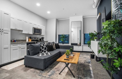 Cultural District Apartment | CozySuites Stunning 1BR in Downtown Pitts 38