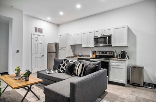 Cultural District Apartment | CozySuites Stunning 1BR in Downtown Pitts 38
