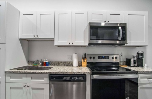 Cultural District Apartment | CozySuites Stunning 1BR in Downtown Pitts 38