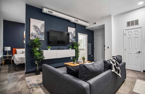 Cultural District Apartment | CozySuites Stunning 1BR in Downtown Pitts 38