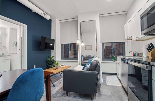 Cultural District Apartment | CozySuites Stunning 1BR in Downtown Pitts 39