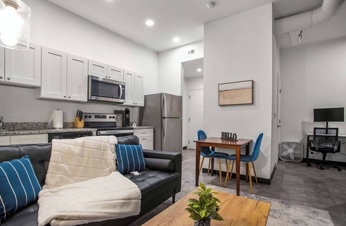 Cultural District Apartment | CozySuites Stunning 1BR in Downtown Pitts 39