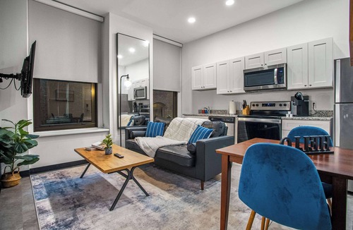 Cultural District Apartment | CozySuites Stunning 1BR in Downtown Pitts 39