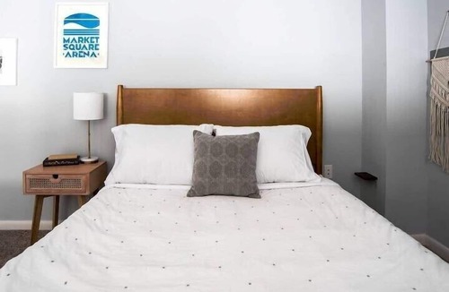 Cole-Noble District Apartment | CozySuites TWO Bold Apts, Monument Circle, Indy