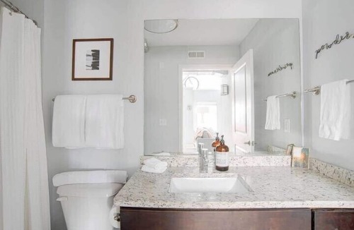 Cole-Noble District Apartment | CozySuites TWO Bold Apts, Monument Circle, Indy