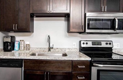 Cole-Noble District Apartment | CozySuites TWO Bold Apts, Monument Circle, Indy
