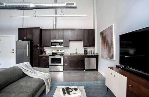 Market East District Apartment | CozySuites TWO Stylish Apts, Monument Circle, Indy