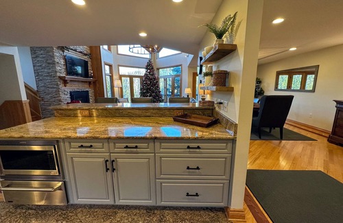 Carroll House | CR1 Luxury ski-in/out, chef kitchen, AC, wifi, large deck with fire pit and Hot Tub! Pool/gym passes