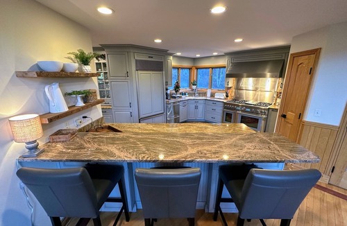 Carroll House | CR1 Luxury ski-in/out, chef kitchen, AC, wifi, large deck with fire pit and Hot Tub! Pool/gym passes