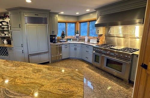 Carroll House | CR1 Luxury ski-in/out, chef kitchen, AC, wifi, large deck with fire pit and Hot Tub! Pool/gym passes