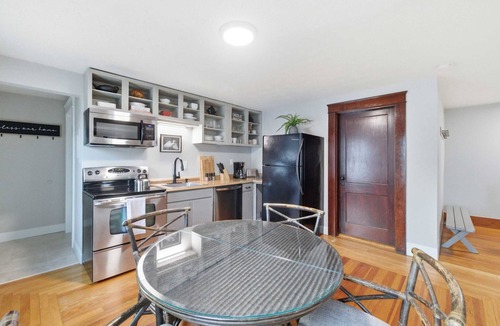 Manchester Apartment | Craftsman Cozy Top Flr 1 Bed1- 1 Ba Private Porch