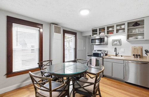Manchester Apartment | Craftsman Cozy Top Flr 1 Bed1- 1 Ba Private Porch
