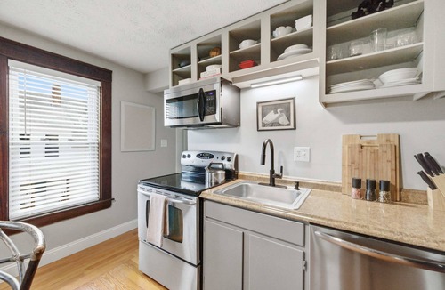 Manchester Apartment | Craftsman Cozy Top Flr 1 Bed1- 1 Ba Private Porch