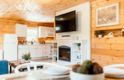 South Bloomingville Cabin | Creekside Hocking Hills Cabin-Game Shed, Hot Tub