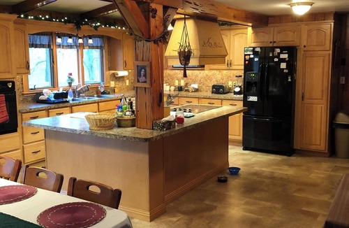 Garden View House | Creekside Park Lodge on Private 2 1/2 Manicured Acres with Huge Luxury Pool.