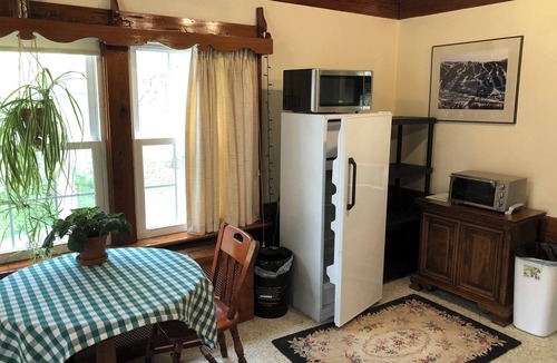 Garden View House | Creekside Park Lodge on Private 2 1/2 Manicured Acres with Huge Luxury Pool.