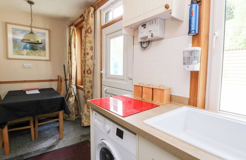 Cairnbaan Cottage | CRINAN CANAL COTTAGE NO8, pet friendly, with open fire in Kilmartin