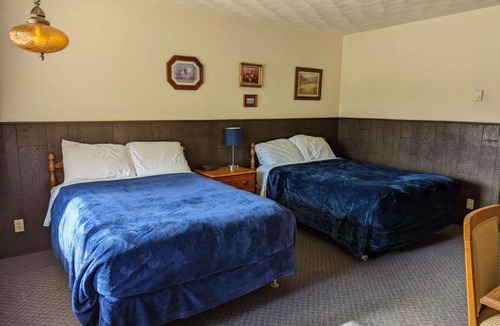 Montello Hotel | Crossroads motel & cabins