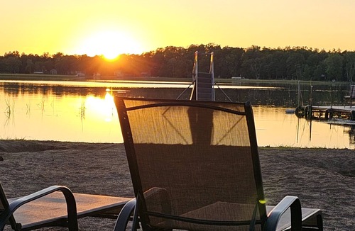 Nevis Cabin | Crow Crest Lodge Resort #1 Waters Edge, Stunning Sunsets, Family Getaway