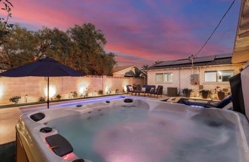 South Scottsdale House | Crown Azul | Dual Primarys | 3 Showers | Hottub