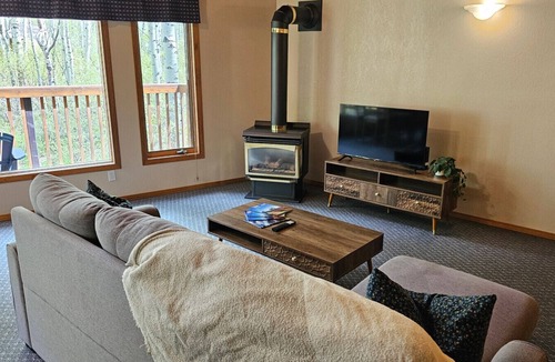 Crowsnest Pass Cabin | Crowsnest River Chalet - Whitetail