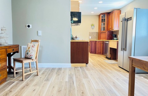Wayne House | Culinary Kitchen, 65” Tv, Pet friendly, WiFi, Quiet, Convenient, CoveredParking