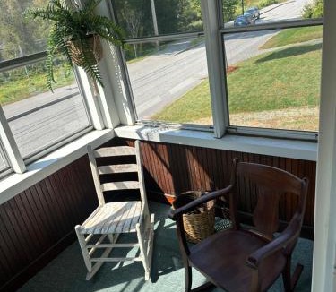 Littleton House | Cute 6-Bedroom Getaway in the heart of Littleton