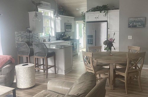 York Beach House | Cute cottage close to short sands beach