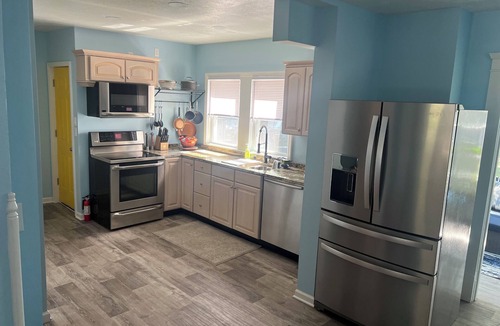 Ashtabula House | Cute Harbor Home close to the Lake, Beach & Bridge St