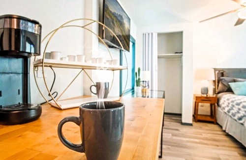 Central Oklahoma City Apartment | Cute Tiny house- Fence Yard- Kitchen- 3 mins to Plaza District- Best Promotion for Holiday