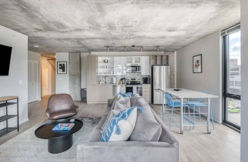 Downtown West Apartment | CW 2BR 1B Sky Lounge Rooftop Pool Gym CC