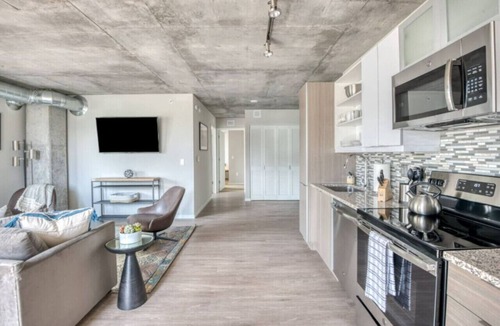 Downtown West Apartment | CW 2BR 1B Sky Lounge Rooftop Pool Gym CC