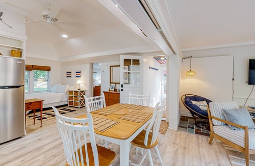 Chatham Cottage | Darling, secluded cottage with large yard - walk to Chatham & Lighthouse Beach